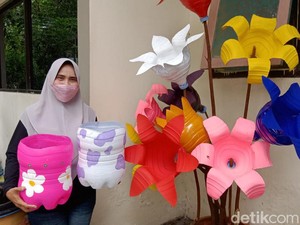 Perempuan di Sidoarjo Ini Sulap Sampah Plastik Jadi Pot Cantik