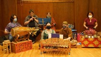 Ada juga pertunjukan gamelan yang dilakukan oleh kelompok seni budaya Indonesia yang beranggotakan warga negara setempat di acara tersebut. Bule-bule asyik main gamelan.(dok. KJRI San Francisco)