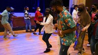 Ratusan peserta hadir dari berbagai kalangan, di antaranya mahasiswa AS dan pelajar/mahasiswa asing lainnya, hingga masyarakat diaspora dan mahasiswa Indonesia lintas kampus di wilayah negara bagian Oregon. Mereka asyik menari bersama. (dok. KJRI San Francisco)