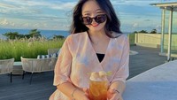 Kadang tampil imut hingga seksi, minuman dengan buah leci segar ini justru membuat penampilan seleb TikTok yang satu ini semakin menggemaskan. Foto: Instagram Eunice Tjoa