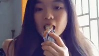  Ngemil sambil nari, jadi salah satu konten yang cukup disukai para penggemar Eunice di TikTok. Foto: Instagram Eunice Tjoa