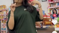  Terakhir ini gaya jogetan Eunice saat jajan sekaligus ngemil es krim di salah satu minimarket yang dikunjunginya. Foto: Instagram Eunice Tjoa