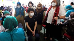Sentra vaksinasi booster diluncurkan di RPTRA Taman Mandala, Tebet, Jakarta, Senin (21/2). Sentra vaksinasi ini berlangsung 21 Februari hingga 21 Maret 2022.