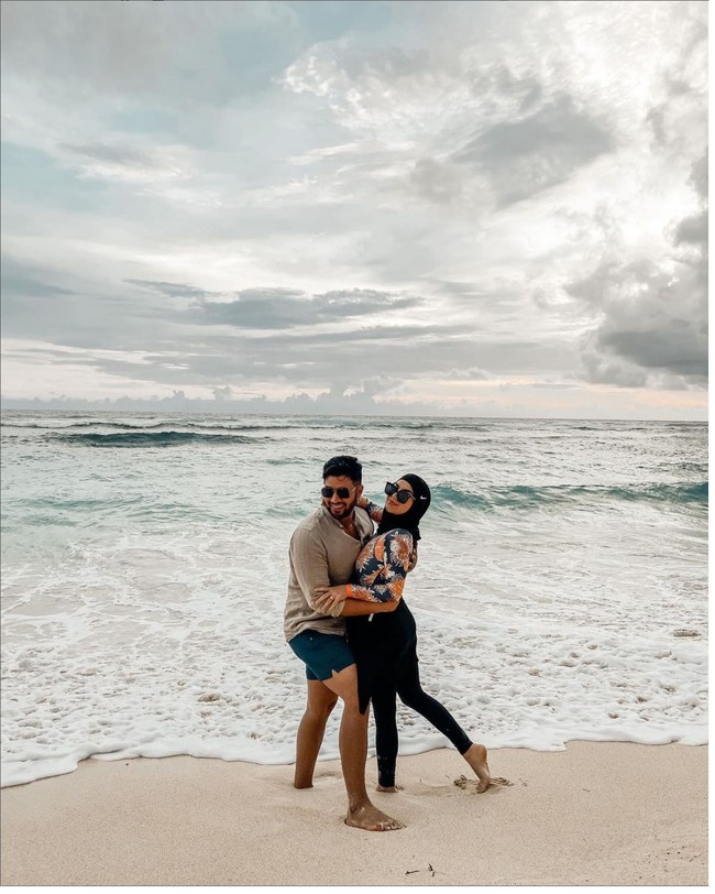 “Hei sayang. Aku tahu kamu pasti sedang bingung kenapa aku bisa ada di layar ini. Itu karena aku punya surprise buat kamu, sapa Irish Bella dalam videonya. “Aku tahu pasti kamu sedang bingung banget sekarang dan sudah menduga-duga sama apa yang akan aku katakan. And yes, im pregnant! begitu kata Irish lagi menjelang akhir video. Foto: Instagram