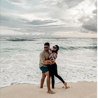 “Hei sayang. Aku tahu kamu pasti sedang bingung kenapa aku bisa ada di layar ini. Itu karena aku punya surprise buat kamu, sapa Irish Bella dalam videonya. “Aku tahu pasti kamu sedang bingung banget sekarang dan sudah menduga-duga sama apa yang akan aku katakan. And yes, im pregnant! begitu kata Irish lagi menjelang akhir video. Foto: Instagram