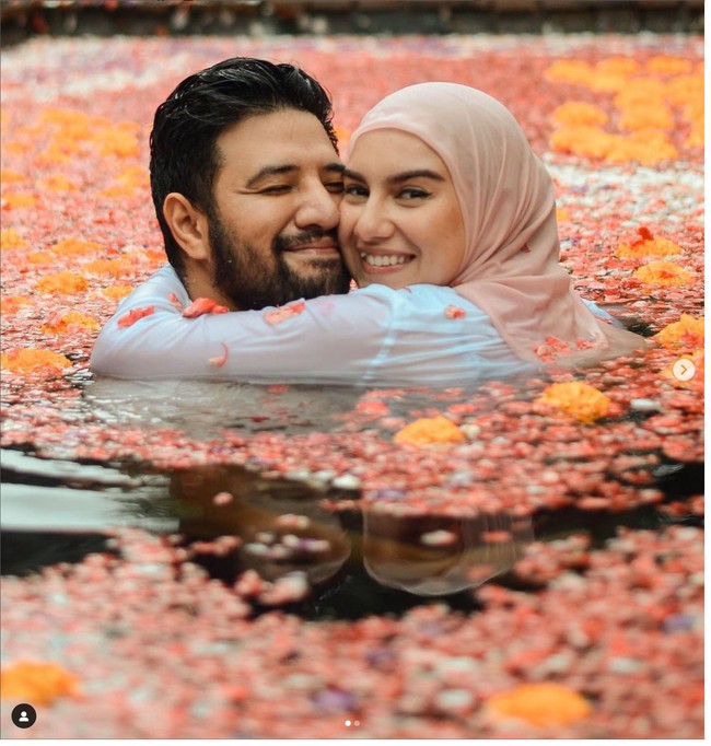 Setelah video dirinya berbicara selesai diputar, Irish Bella memberikan test pack yang menunjukkan hasil positif pada Ammar Zoni. Aktor 28 tahun itu mengaku speechless. “Ini beneran ini hamil? Alhamdulillah. Pantesan kamu ya, suruh aku pakai baju samaan hari ini. Bawa kamera lagi. Aku speechless sih, luar biasa banget, ujarnya. Foto: Instagram