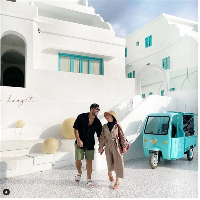 Melalui kanal YouTube Aish TV, Irish Bella memperlihatkan momen dia memberikan kejutan pada Ammar Zoni mengenai kehamilannya. Menyewa satu bioskop, Irish memutar video rekaman yang berisi pengakuannya tengah hamil. Foto: Instagram