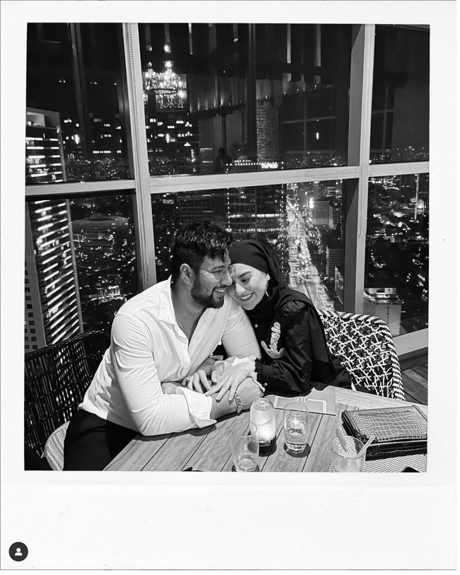 Irish Bella membuat kejutan untuk Ammar Zoni saat memberitahu sang suami mengenai kehamilannya. Kejutan tersebut dibuatnya benar-benar spesial karena dia sampai menyewa satu bioskop. Foto: Instagram