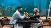 Momen makan bersama Irish Bella dan Ammar Zoni juga tampak manis di sebuah restoran bawah laut. Foto: Instagram @_irishbella_ @ammarzoni