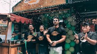 Tak hanya sukses berakting, tapi pasangan muda ini juga memiliki gerai restoran sate maranggi yang tampil modern. Namanya Harum Maranggi yang sudah meiliki beberapa cabang di Jakarta. Foto: Instagram @_irishbella_ @ammarzoni