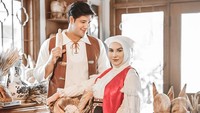 Saat hamil anak pertama, Irish dan Ammar sangat kompak berpose dengan konsep ala Belanda. Mereka berada di dapur yang dipenuhi roti khas Barat. Foto: Instagram @_irishbella_ @ammarzoni
