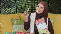 Pose manis Irish Bella saat menikmati keripik singkong juga tak boleh dilewatkan. Foto: Instagram @_irishbella_ @ammarzoni