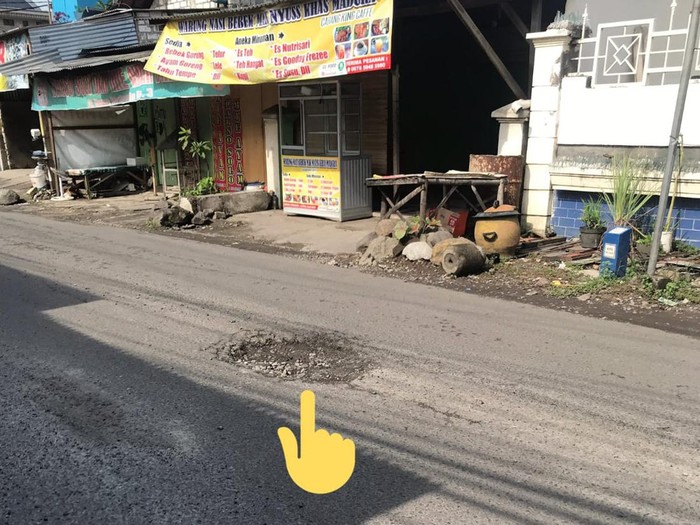 Akun Twitter, @Faridzln, melaporkan jalan berlubang di Jalan Raya Bringin Sambikerep, Surabaya. Ia menyebut, jalan berlubang tersebut kerap mengagetkan pengendara.