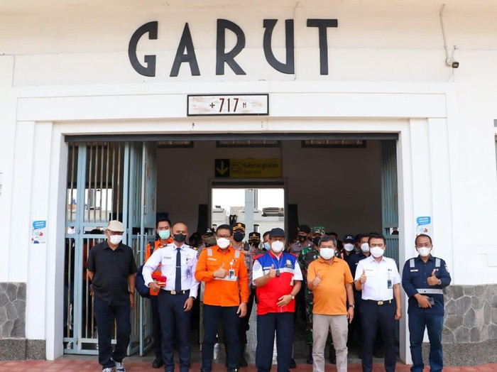 Jalur KA Cibatu-Garut yang terakhir kali beroperasi pada 1983 akan kembali diaktifkan. Jalur sepanjang 19 km ini tengah menanti izin operasional dari Kemenhub.