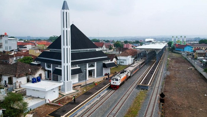 Jalur KA Cibatu-Garut yang terakhir kali beroperasi pada 1983 akan kembali diaktifkan. Jalur sepanjang 19 km ini tengah menanti izin operasional dari Kemenhub.