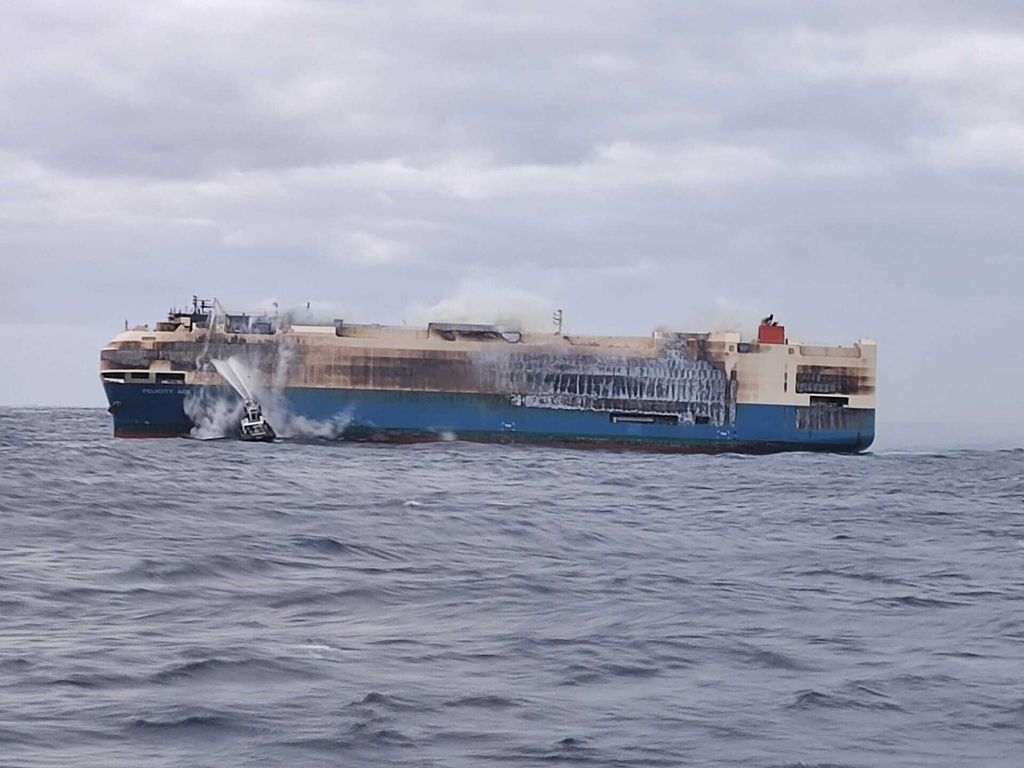 Kapal Felicity Ace Terbakar CORRECTS CREDIT TO PORTUGUESE NAVY INSTEAD OF AIR FORCE In this undated photo provided by the Portuguese Navy, smoke billows from the burning Felicity Ace car transport ship as seen from the Portuguese Navy NPR Setubal ship southeast of the mid-Atlantic Portuguese Azores Islands. The ship's crew were taken by helicopter to Faial island on the archipelago, about 170 kilometers (100 miles) away on Wednesday, Feb. 16, 2022. There were no reported injuries. (Portuguese Navy via AP)