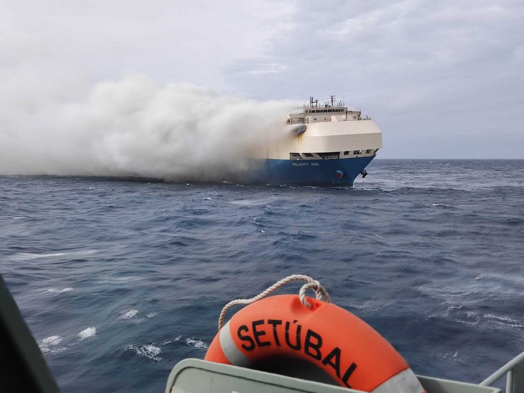 Kapal Felicity Ace Terbakar CORRECTS CREDIT TO PORTUGUESE NAVY INSTEAD OF AIR FORCE In this undated photo provided by the Portuguese Navy, smoke billows from the burning Felicity Ace car transport ship as seen from the Portuguese Navy NPR Setubal ship southeast of the mid-Atlantic Portuguese Azores Islands. The ship's crew were taken by helicopter to Faial island on the archipelago, about 170 kilometers (100 miles) away on Wednesday, Feb. 16, 2022. There were no reported injuries. (Portuguese Navy via AP)