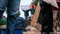 Perajin tahu dan tempe menggelar aksi unjuk rasa di Kelurahan Tugu, Kecamatan Cimanggis, Depok, Jawa Barat, Senin (21/2/2022). Diketahui, aksi unjuk rasa digelar imbas naiknya harga kedelai.