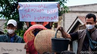 Tingginya harga kedelai tengah dikeluhkan para perajin tahu tempe. Sebab, itu berarti ongkos produksi menjadi tinggi. Sayangnya, tingginya harga kedelai ini sulit dihindari lantaran Indonesia tergantung pada kedelai impor.