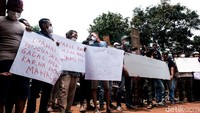 Berbagai spanduk aspirasi dibentangkan massa demo.