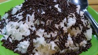 Ketan susu di kedai Ketan Susu 378 disajikan dengan choco chips, sprinkles, selai strawberry dan blueberry. Foto: Instagram @ketansusu378