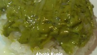 Dengan merogoh kocek senilai Rp 12.000 kamu bisa menikmati ketan susu dengan topping matcha, keju dan cokelat. Kedainya bernama Abonk Kupie. Foto: Instagram @abonk_kupie