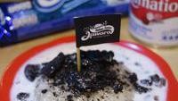 Di Penjaringan, Jakarta Utara ada kedai bernama Ketan Susu Jawara yang populer. Kalau ke sini bisa cicip ketan susu topping Oreo seharga Rp 10.000. Foto: Instagram @ketansusujawara