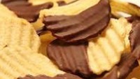 Bukan donat atau es krim, makanan ini diberi lapisan cokelat buku yang cukup aneh. Pasalnya cokelat ini dibuat untuk celupan keripik kentang. Foto: Instagram/weird.food.combination