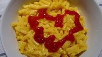 Bukan saus bolognese, pasta ini justru terlalu sederhana. Ada netizen yang sedang tak ingin memasak, hasilnya pasta yang sudsh direbus hanya disiram saus tomat saja. Foto: Instagram/weird.food.combination