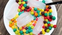 Biasanya sereal disajikan dengan susu yang dingin. Merasa susunya tak cukup dingin, semangkuk sereal ini ditambahkan es batu lagi. Foto: Instagram/weird.food.combination