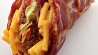 Ingin makan taco tetapi kehabisan kulit tortilla. Tak mau berhenti dengan keterbatasan, kulit tortilanya diganti dengan daging bacon. Foto: Instagram/weird.food.combination