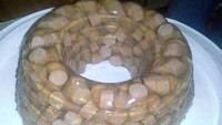 Bukan sebuah seni jelly atau aspic jelly makanan ini bikin tak nafsu makan. Irisan sosis benar-benar dicampurkan dalam jelly dan dibekukan. Foto: Instagram/weird.food.combination