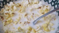 Kehabisan sereal netizen satu ini tetap berkomitmen untuk menyantap sereal sebagai menu sarapan. Hasilnya butiran serealnya digantikan dengan popcorn.Foto: Instagram/weird.food.combination