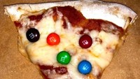 Layaknya karya anak kecil, biasanya topping makanan akan dibuat semaunya tanpa pertimbangan. Jika dilihat sekilas tak ada yang salah dengan pizza yang dilengkapi saus dan keju. Tetapi ada taburan permen cokelat yang membuatnya aneh. Foto: Instagram/weird.food.combination