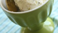 Ingin rasa makanannya lebih seimbang, seorang netizen mencoba menyampurkan makanan manis dengan makanan lain yang asin dan asam. Es krim vanilla ini dilengkapi dengan acar timun! Foto: Instagram/weird.food.combination