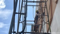 Pekerja melakukan perawatan terkait kebersihan gedung pada masa reses. 