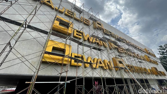 Kompleks Parlemen Senayan Bersolek Saat Masa Reses DPR DPR RI diketahui memasuki masa reses. Kondisi itu pun dimanfaatkan untuk perawatan dan pemeliharaan area di sekitar Gedung DPR RI.