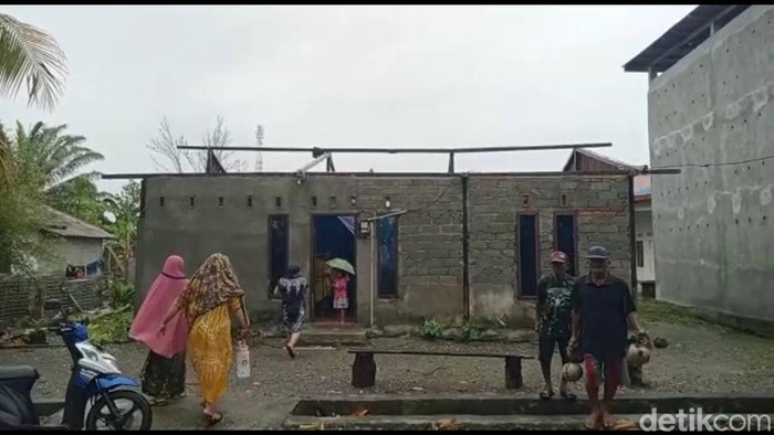 Kondisi rumah pasangan lansia di Mamuju Tengah.