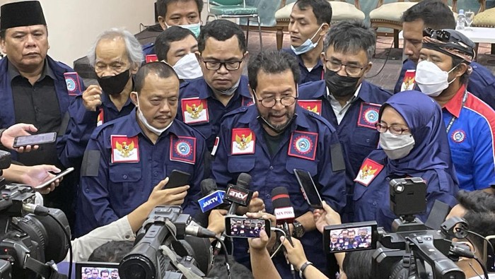 Kongres X KSPSI Ditunda Ketum DPP Konfederasi Serikat Pekerja Seluruh Indonesia (KSPSI) Yorrys Raweyai memberikan keterangan pers. Yorrys menegaskan bahwa Kongres X KSPSI ditunda.