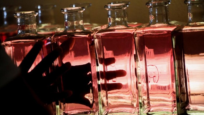 Kotoran Gajah Jadi Bahan Minuman, Berani Coba? A staff member at Indlovu Gin fills bottles of Indlovu gin during the bottling process, in Paarl, near Cape Town, South Africa, January 28, 2022. Picture taken January 28, 2022. REUTERS/Sumaya Hisham