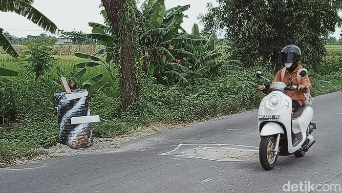 Lokasi jalan ambles di jalan Klaten-Kalikebo, Selasa (21/2/2022).