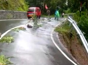 Hati-hati! 2 Titik Poros Malino Gowa Longsor Setengah Lajur Akibat Hujan
