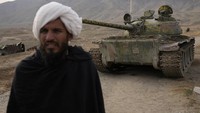 Sejumlah tank tua yang berada di kawasan itu menjadi saksi bisu pendudukan Uni Soviet di Afghanistan puluhan tahun lalu.