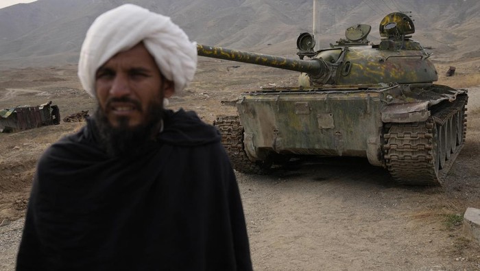 Melihat dari Dekat Kuburan Tank Uni Soviet di Afghanistan Sejumlah tank tua Uni Soviet terlihat di kawasan Parwan yang berada di utara Kabul. Tank-tank tua itu jadi saksi pendudukan Uni Soviet di Rusia pada masa silam.