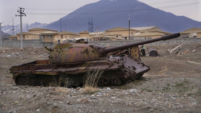 Sejumlah tank tua Uni Soviet terlihat di kawasan Parwan yang berada di utara Kabul. Tank-tank tua itu jadi saksi pendudukan Uni Soviet di Rusia pada masa silam.