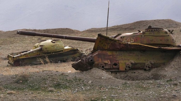 Melihat dari Dekat Kuburan Tank Uni Soviet di Afghanistan Sejumlah tank tua Uni Soviet terlihat di kawasan Parwan yang berada di utara Kabul. Tank-tank tua itu jadi saksi pendudukan Uni Soviet di Rusia pada masa silam.