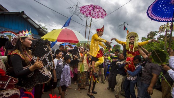 Pasangan pengantin mengikuti prosesi Bausung (digendong) saat Tradisi Pengantin Banjar di Kecamatan Haruyan, Kabupaten Hulu Sungai Tengah, Kalimantan Selatan, Minggu (20/2/2022). Tradisi pengantin tersebut menampilkan berbagai macam seni dan budaya seperti Bearak Naga, Bausung Pengantin, berbalas pantun, dan Bapantul yang merupakan adat istiadat suatu perkawinan di Kalimantan Selatan serta melestarikan tradisi turun temurun adat Banjar. Pasangan pengantin mengikuti prosesi Bausung (digendong) saat Tradisi Pengantin Banjar di Kecamatan Haruyan, Kabupaten Hulu Sungai Tengah, Kalimantan Selatan, Minggu (20/2/2022). Tradisi pengantin tersebut menampilkan berbagai macam seni dan budaya seperti Bearak Naga, Bausung Pengantin, berbalas pantun, dan Bapantul yang merupakan adat istiadat suatu perkawinan di Kalimantan Selatan serta melestarikan tradisi turun temurun adat Banjar.