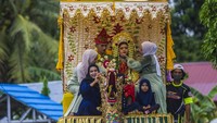 Pengantin menaiki mobil yang di hiasi ornamen naga yang dinamakan Baarak Naga saat Tradisi Pengantin Banjar Di Kecamatan Haruyan, Kabupaten Hulu Sungai Tengah, Kalimantan Selatan.