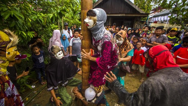 Warga memanjat pinang dengan kesenian Bapantul (Menggunakan Topeng) saat Tradisi Pengantin Banjar Di Kecamatan Haruyan, Kabupaten Hulu Sungai Tengah, Kalimantan Selatan. Warga memanjat pinang dengan kesenian Bapantul (Menggunakan Topeng) saat Tradisi Pengantin Banjar Di Kecamatan Haruyan, Kabupaten Hulu Sungai Tengah, Kalimantan Selatan.