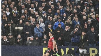 Penampilan Harry Maguire semalam dianggap cukup bagus setelah sering mengecewakan. Dia berhasil menjaga pertahanan MU dari serangan Leeds walau kebobolan juga dua gol. Foto: Twitter